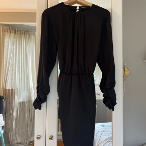 Svart klänning - Snygg svart klänning från Gina!🩷