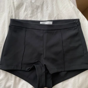 Mini shorts - Säljer dessa as snygga oanvända ”kostym shorts” som är så snygga nu till hösten. Tyvärr är de lite för små för mig. De är från bershka (köpta i spanien). 💕