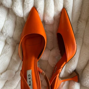 Nakd klackskor - Orangea klackskor från Na-kd. Väl använda, men fortfarande i bra skick (se bild för skavanker) 🧡