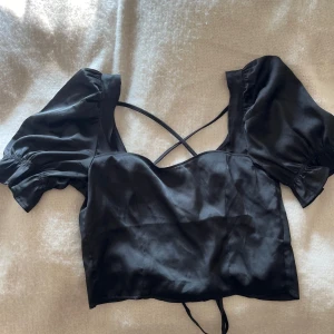 Blus från hm - Säljer denna svarta blus från hm! Inte använd på länge därför säljs den nu!