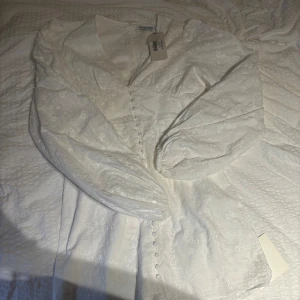 Florence klänning adoore - Obs, priset kan diskuteras vid snabb affär då jag gärna vill bli av med den pga flytt snart! Helt oanvänd med alla lappar kvar. Liten i storlek, passar mig som vanligtvis har 38/m i kläder💛