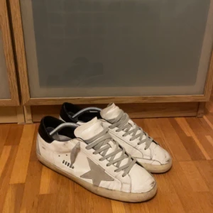 Golden goose skor - Tja, säljer nu dessa asfeta golden goosen i gott skick förutom bak i sulan (syns på bild 3). Säljer de på grund av att de inte passar mig annars galet feta dojjor. Kan gå ner i pris vid en smidig och snabb affär! (OBS! Bara skorna ingår)