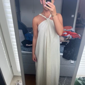 Vit långklänning  - Vit långklänning i superskönt material. Aldrig använd Stl s/m 149kr