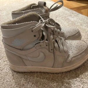 Jordan 1 - Säljer dessa snygga Jordan 1or, det har lite defekter, köpta från sneakersnstuff storlek: 36,5 ÄKTA ❗️
