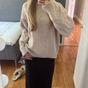 Beige tröja med pärlor  - Säljer denna beiga tröja med silvriga pärlor då den inte kommer till användning längre! Inga tecken på skador eller så!❣️
