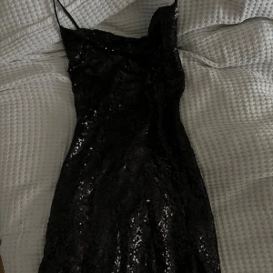 Glitter klänning  - Glitter klänning som är öppen i ryggen, med knytningar storlek s/m Skriv för fler bilder🖤