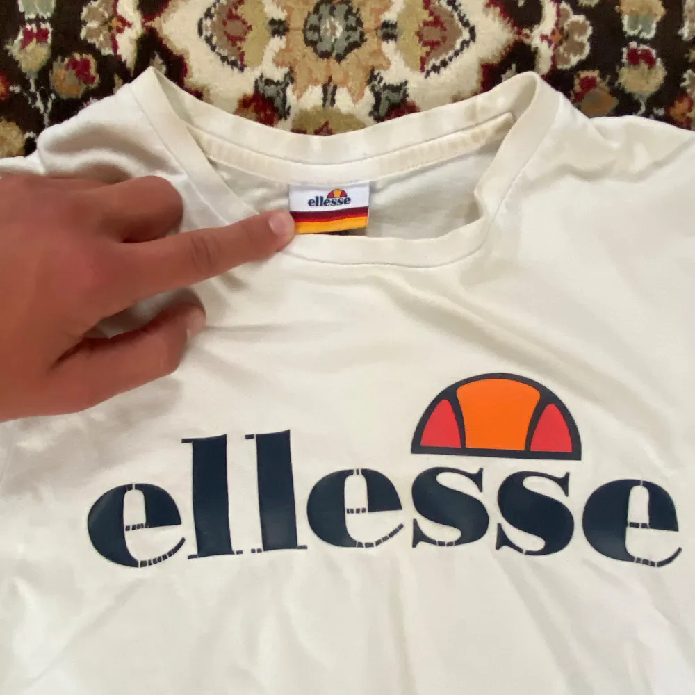 En vit ellesse t-shirt använd men är i bra skick. Skriv för mer info eller bilder. T-shirts.