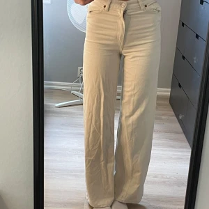 Jeans - Säljer dessa fina jeans från Monki då de inte kommer till använding längre. Är 170 cm.