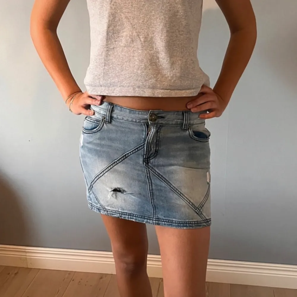 Skit snygg jeans kjol som jag har klippt av där nere så skriv för bild på de! Annars är kjolen fri från defekter och i toppen skick🥰. Kjolar.