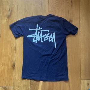 Stüssy t-shirt - En riktigt fet Stüssy t-shirt med najs färg, relativt använd