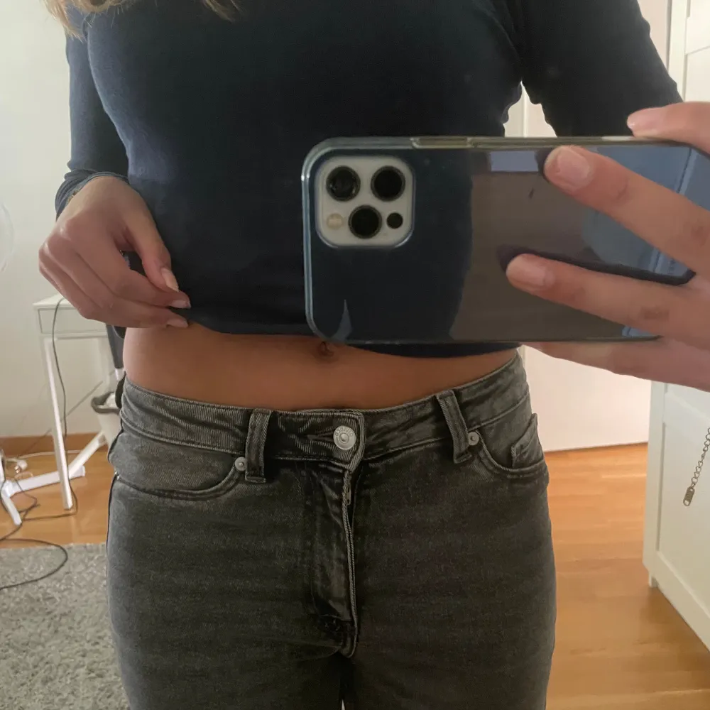 Säljer dessa jeans som sitter lågmidjat på mig ifrån H&M då dem inte passar så bra på mig längre!! ✨✨ Storlek 34 Priset kan diskuteras!!!!!. Jeans & Byxor.