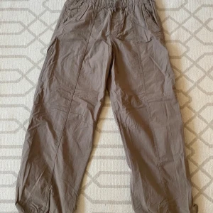 Cargobyxor Zara - Brun/gröna byxor med resår i midjan och i bensluten. Fint skick!
