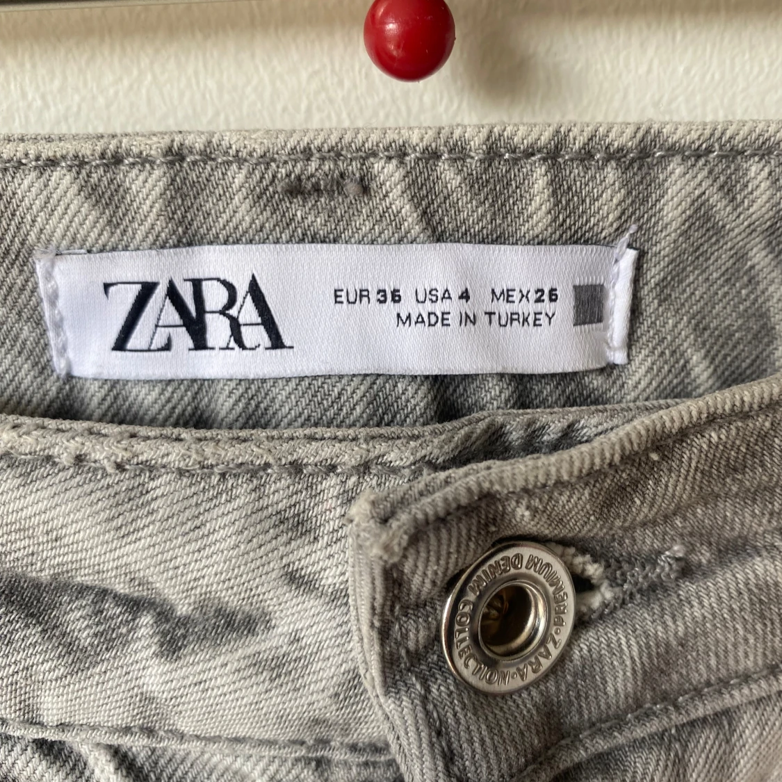 Grå jeans från Zara - 92