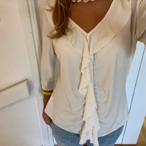 Långärmad tröja med volang🤍🤍 - Såå fin och sparsamt använd🤍🤍stl L men passar S-M