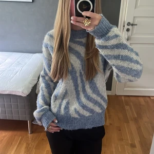 Blåvit zebra tröja - En väldigt fin tröja med blå vitt zebra mönster! Säljer pågrund av att den inte kommer till användning❣️Den börjar bli lite nopprig men inget man tänker på!