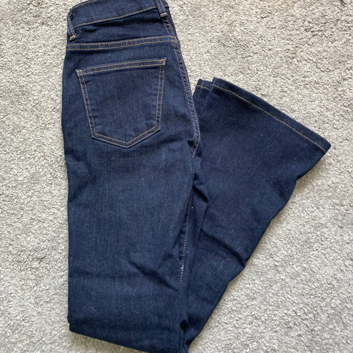 Mörkblå jeans med bootcut - 90