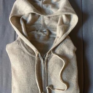 Soft Goat kofta - Säljer denna beiga kofta från Soft Goat i storlek L. Passar även mig som vanligtvis har M (Självklart beroende på hur man vill att den sitter).  Pris kan absolut diskuteras!