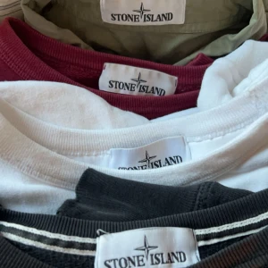 Stone Island - 1 vit långtröja 1 vinröd långtröja