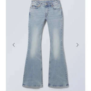 Weekday jeans - Säljer dessa supersnygga jeans från weekday i modellen flame. De är aldrig använda och i superbra skick, skriv för fler bilder💕Nypris 590, pris kan diskuteras💕