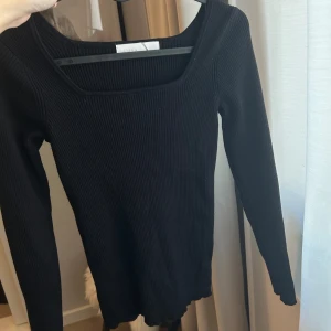 Tröja - Jättesnygg svart tight tröja som passar till allt !