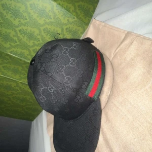 Gucci baseball canva black keps - Gucci keps storlek S, säljs med box och dustbag ingår, hör av vid fler frågor. Pris kan diskuteras! Kan även tänka mig byten!