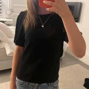Svart topp - Svart ribbad tshirt med liiite puffärm typ🥰🥰 