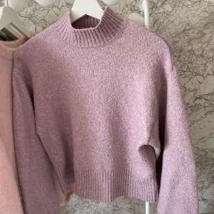 Stickad tröja - Lila stickad tröja från monki 