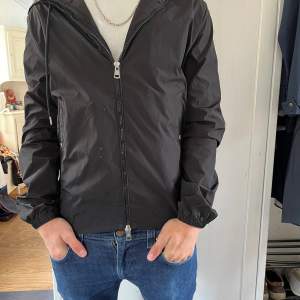 Säljer nu denna extremt snygga moncler windbreaker, perfekt nu till hösen. Storlek 1/S i väldigt fint skick, Äkta! Köpt på nk nypris 8000. Tyvärr inget kvitto, därav det låga priset.  Skriv vid frågor eller funderingar, mvh Lukas🙌🏽🙌🏽