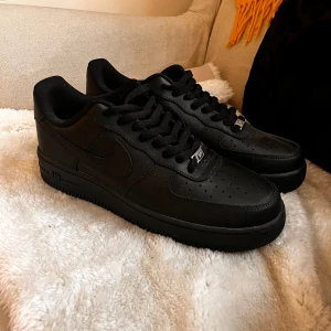 Helt nya af1 black - Säljer helt nya af1 black för jag inte fick användning av dem  Inget spår av användning alls
