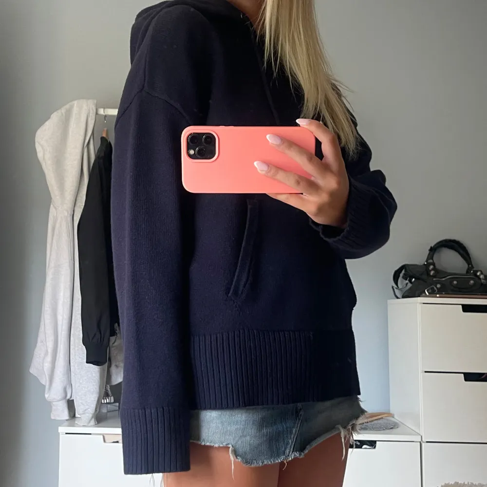 Jätte skön marinblå stickad hoodie ifrån Zara! Aldrig använd, lappen sitter kvar💗 Storlek M Nypris 399kr. Stickat.