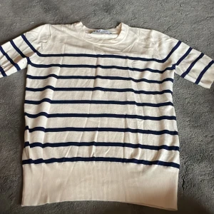 Zara tröja  - har använt några gånger men är i bra skick, inga fläckar eller hål. är vit/beige med blåa ränder,  skriv om ni har frågor ❤️🙏
