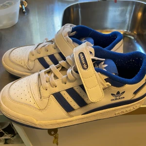 Adidas forum low sneakers  - Adidas skor i bra skick 👌😍