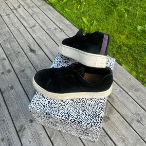 Eytys - Säljer dessa Eytys doja svarta sneakers i suede. Använda men i fin kvalitet 💕