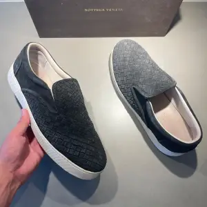 ‼️VI TAR EJ BYTEN‼️ Bottegaveneta slip-ons | Skick: 8,5/10 | Storlek 46 fits 47 | endast skopåse ingår!! | Fraktar inom 24H efter köp på köparens bekostnad 📦💨 | Hör av dig vid minsta fråga eller fundering 💭 