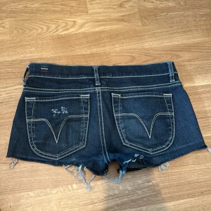 Disel Low waist jeans shorts 🔥🔥 - Säljer mina Low waist jeans shorts med slitningar från disel 🔥🔥 skriv om ni har några funderingar , kan tänka mig att sänka priset vid snabb affär 🔥❤️