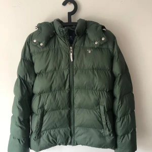 Vinterjacka GANT - Vinterjacka GANT  Orginalpris 1500kr Inga tecken på användning.  Storlek 170cm. Perfekt och varm jacka till vintern.
