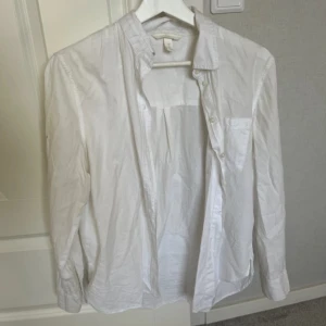 Vit skjorta - Säljer en vit skjorta, använd ett fåtal gånger, i storlek xs💕