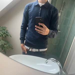 Mörkblå merinoullströja från John Henric - Säljer en stilren mörkblå tröja från John Henric i 100% merinoull. Nypris är 1000kr mitt pris 429kr!(400kr i Dm) Defekterna ser man på sista bilden men som man ser på första bilden är det inget man läger märket till. Vid minsta fundering hör av dig!