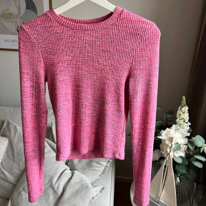 Rosa ribbad tröja - Säljer en superfin rosa tröja från BikBok storlek S 💗fint skick!