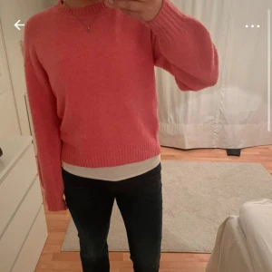 Stickad tröja  - Super fin rosa stickad tröja från Cubus!🩷 Storlek 170, jag är 170cm och brukar vanligtvis ha S/M i tröjor 