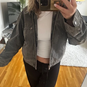 Jacka - Jacka från zara, aldrig använd❤️ har normalt M i jackor och jag får plats med en tjockare tröja i den!