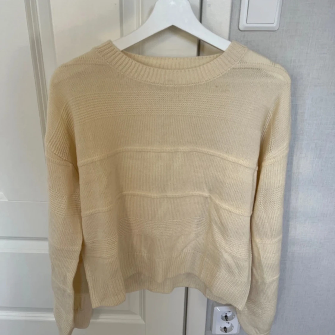 Beige stickad tröja 
