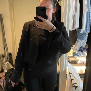 Kort kavaj  - Säljer min korta svarta kavaj, en tunnare modell, använt 2 gånger så helt som ny!  En knapp att stänga kavajen, den är liten i storleken men inte ”stel” i materialet!