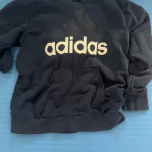 Säljer en Adidas Tröja mörkblå small 