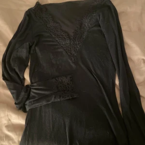 INTERMISMI tröja - Det är en svart intermismi tröja med spets tröjan är i storlek S och är lite nopprig (se sista bilden) ny pris är runt 500kr