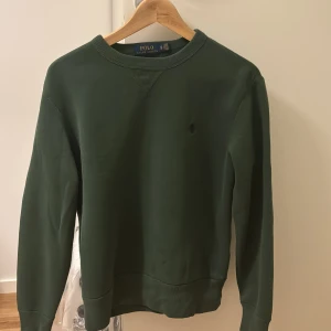 Polo Ralph Lauren sweatshirt / tjocktröja - XS Liten fläck nere på tröjan, går nog att få bort lätt om man har koll på grejerna. I övrigt väldigt bra skick