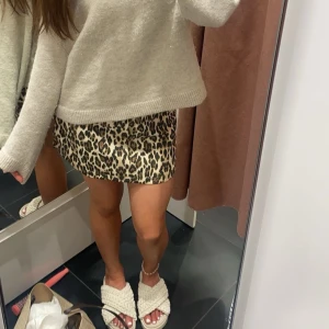 Leopard kjol  - Jättefin leopard kjol från Gina tricot. Knappt använd. 