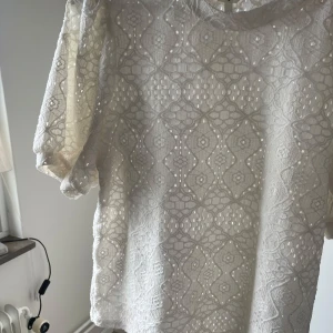 Vit topp🤍 - Säljer denna jättefina vita toppen från object då jag inte får användning av den. Det är storlek M men passar S också då den är smal i modellen. 