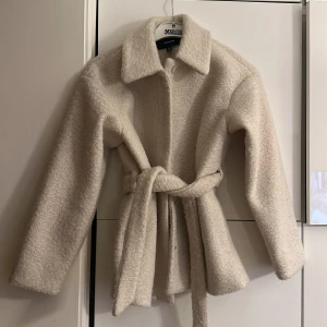 Kappa - Jätte fin kappa från vero Moda, säljer då den inte kommer till användning, använd 1 gång. Oanvänt skick  Köparen står för frakten😊