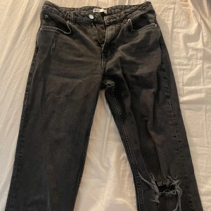 Jeans - Grå/svarta jeans från Gina Tricot  Storlek 38 men sitter som 36
